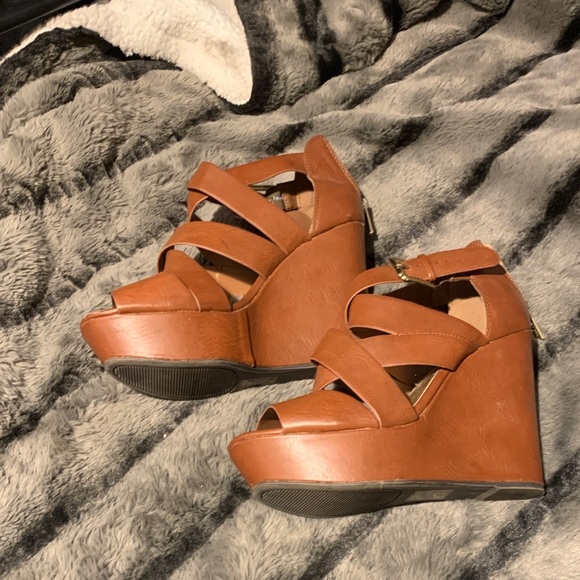 #263 Shiekh Women's Tan Wedge Sandals - Picture 2 of 8